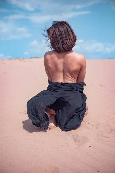 Une Fille Maillot Bain Noir Est Assise Sur Sable Dans — Photo