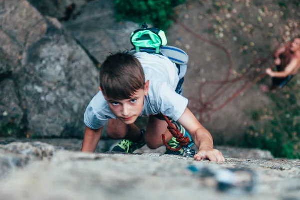 Young Strong Guy Rock Climber White Shirt Climbs Rock — Stock Photo, Image