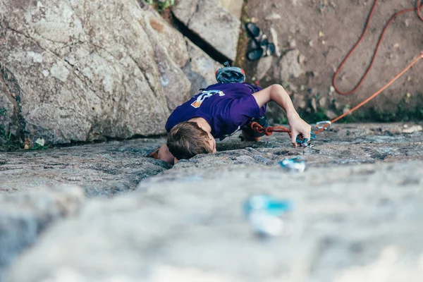 Young Strong Guy Rock Climber Purple Shirt Climbs Rock — Stock Photo, Image