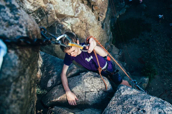 Young Strong Man Rock Climber Purple Shirt Climbing Cliff — Stock Photo, Image