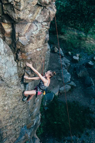 Junge Kräftige Bergsteigerin Hellen Shirt Klettert Auf Einen Felsen — Stockfoto