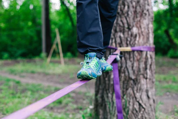 Junger Mann Balanciert Und Springt Auf Slackline Mann Läuft Springt — Stockfoto