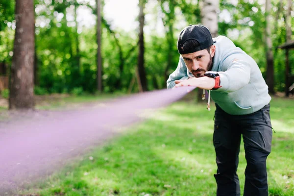 Jovem Barbudo Cara Capuz Azul Puxa Slackline Para Andar — Fotografia de Stock