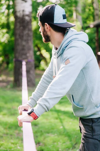 Porträt Eines Jungen Athletischen Bärtigen Typen Blauem Kapuzenpulli Der Nähe — Stockfoto