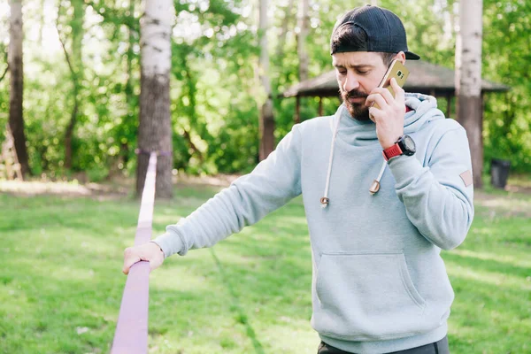 Retrato Jovem Atlético Barbudo Cara Capuz Azul Perto Slackline — Fotografia de Stock