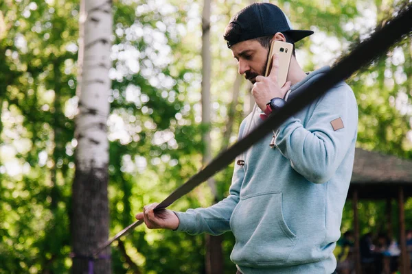 Retrato Jovem Atlético Barbudo Cara Capuz Azul Perto Slackline — Fotografia de Stock