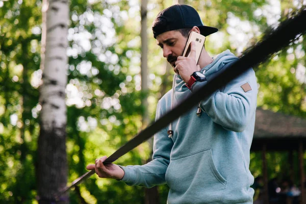 Retrato Jovem Atlético Barbudo Cara Capuz Azul Perto Slackline — Fotografia de Stock