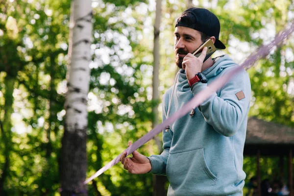 Retrato Jovem Atlético Barbudo Cara Capuz Azul Perto Slackline — Fotografia de Stock