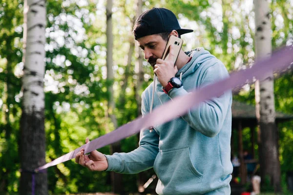 Retrato Jovem Atlético Barbudo Cara Capuz Azul Perto Slackline — Fotografia de Stock