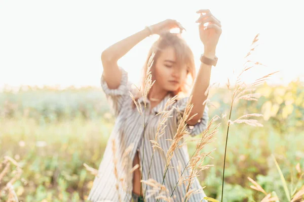 Ein junges Mädchen im Hemd steht in Sonnenblumen — Stockfoto