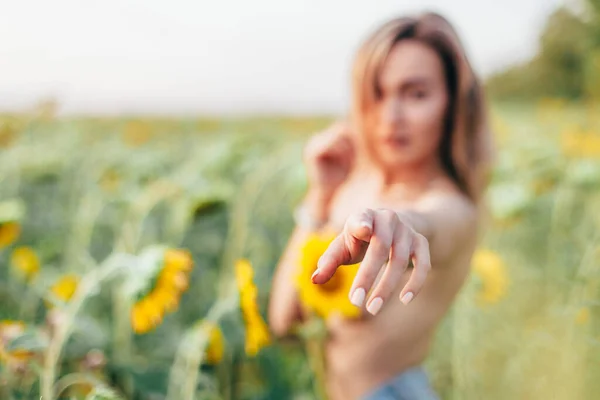 Una joven en topless se para en girasoles —  Fotos de Stock