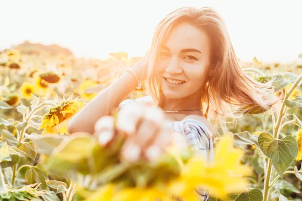 一个穿着衬衫的小女孩站在向日葵上 — 图库照片