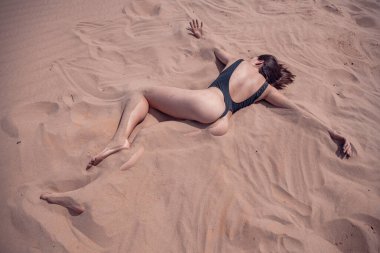 Çölde siyah mayolu güzel bir kız.