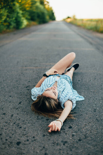 Мбаппе катается по трассе в мужской рубашке
