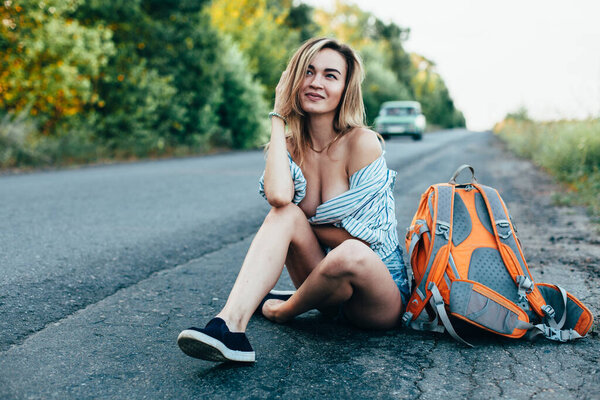 Мбаппе катается по трассе в мужской рубашке
