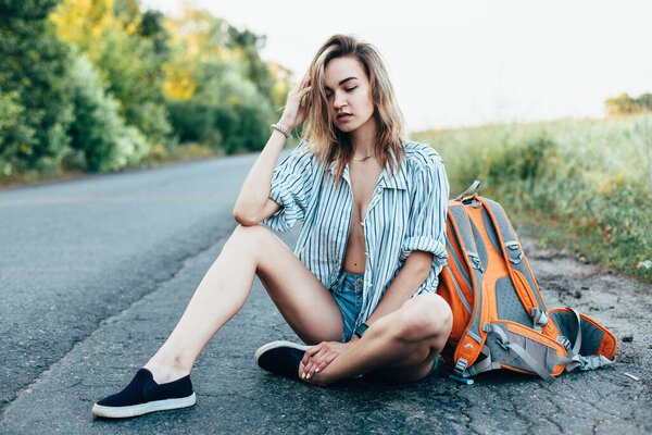 Мбаппе катается по трассе в мужской рубашке
