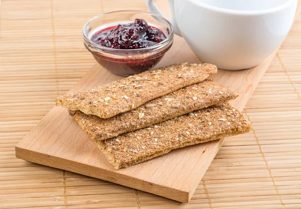 Pan tostado y mermelada. En un soporte de madera . —  Fotos de Stock