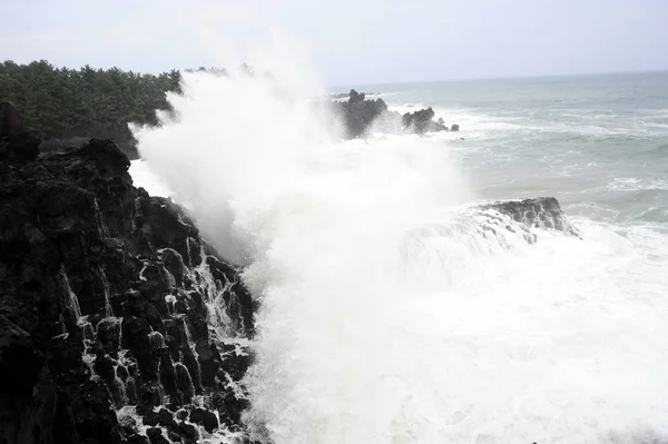 Wellen Steigen Auf Den Felsen — Stockfoto