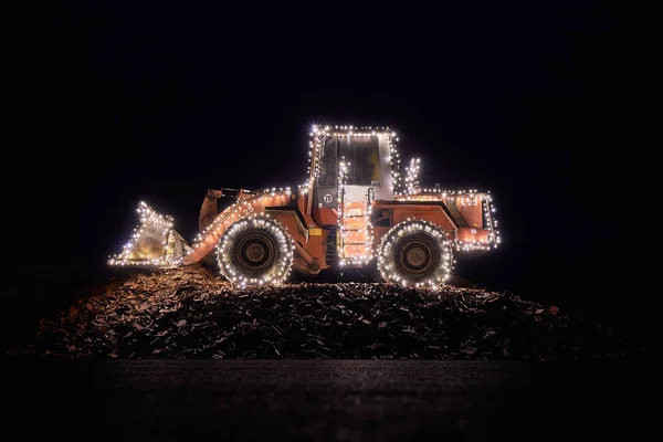 Carregador de rodas embaçado decorado com luzes — Fotografia de Stock