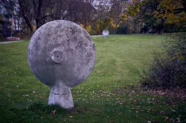 Münih'te bir parkta iletişim