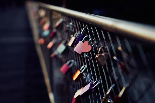 Λουκέτο στη γέφυρα στο Μόναχο σε σχήμα καρδιάς — Φωτογραφία Αρχείου