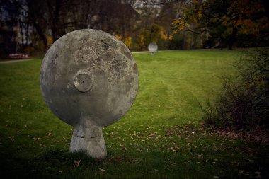 Münih'te bir parkta iletişim