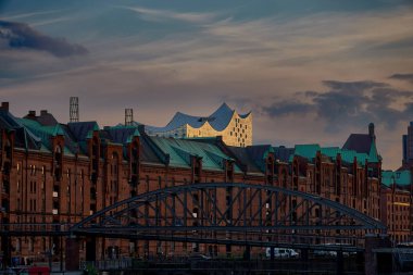 Eski depo bölgesi Elbphilharmonie konser salonunda arka plan ile Speicherstadt Hamburg, Almanya,