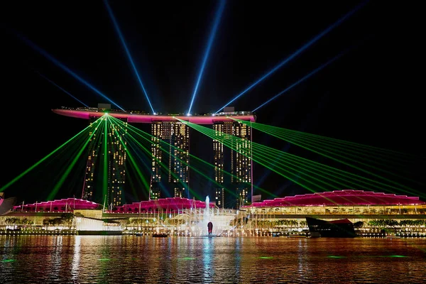 SINGAPUR - El espectáculo de láser en el Marina Bay Sands —  Fotos de Stock