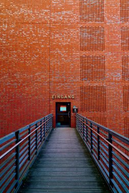 Köprü'den, açmak için bir kapı ile bir tuğla duvar