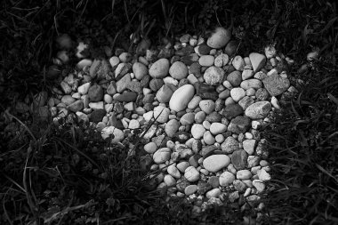 pebbel taş yeşil çim