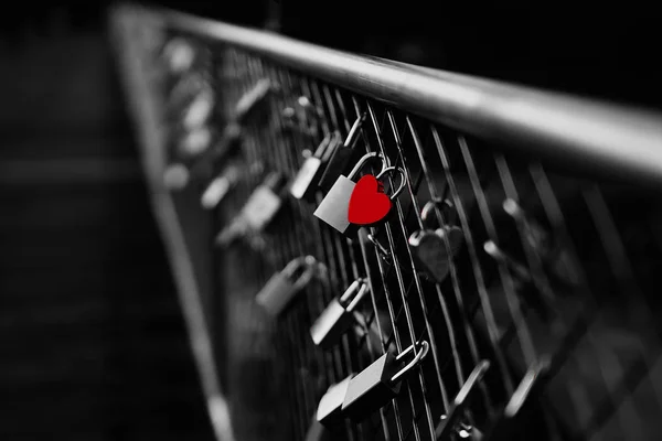 Λουκέτο στη γέφυρα στο Μόναχο σε σχήμα καρδιάς — Φωτογραφία Αρχείου