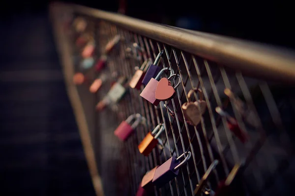 Srdce ve tvaru visacího zámku na mostě v Mnichově — Stock fotografie