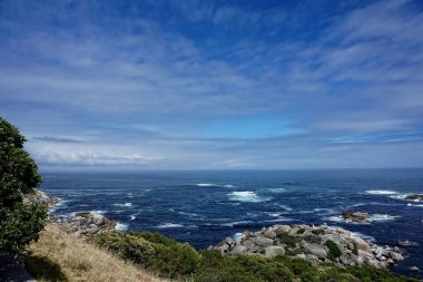 Engebeli sahil ve dağların yakınında Capetown