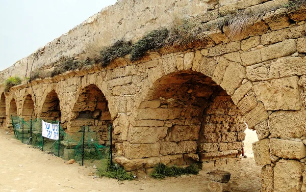 Roman ancient aqueduct near the Mediterranean Sea in Israel — Stock Photo, Image