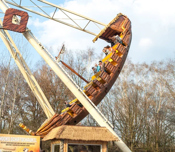 Attractie-swingende grote boot op Amusement Park — Stockfoto