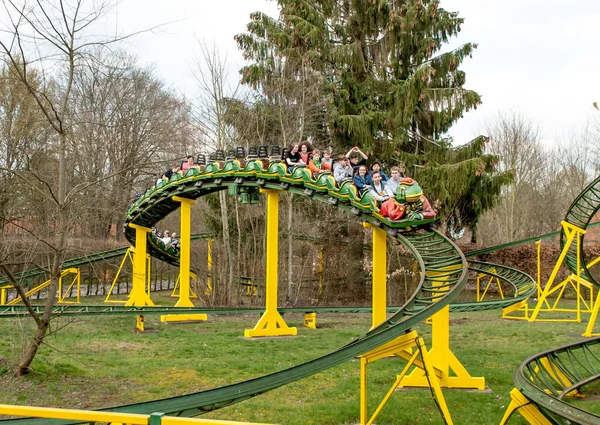 Gençler ve gençler lunaparkta hız trenine biniyorlar. — Stok fotoğraf