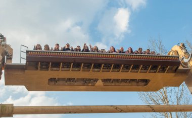 Bir eğlence parkında aşırı cazibe ve insanlar