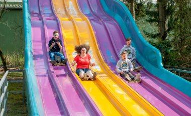 Çocuklar lunapark tepede aşağı haddeleme