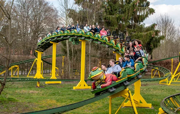Tieners en jongeren op een achtbaan in een park — Stockfoto