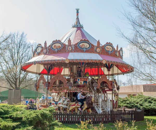 Carousel ve eğlence parkında insanlar — Stok fotoğraf