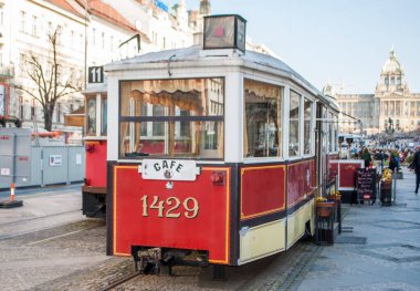 Prag, Çek 21 Mart, 2019: Prag Wenceslas Meydanı 'nda tramvay kafe. Çek: Vaclavske Namesti. Ana Şehir Meydanı, iş ve Kültür Merkezi. Eski model tramvay bir restorana dönüştürülmüş.