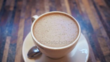 Masanın üzerine sütlü kakao 