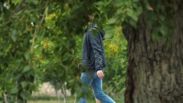 l'homme marche dans le parc