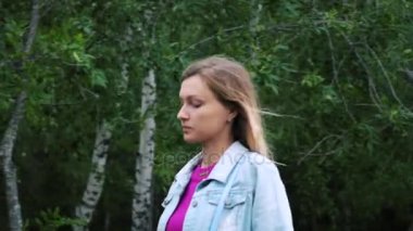 Yakın çekim kız yürüyor