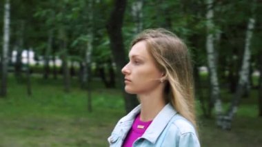 Sadece güzel bir kız yürüyor