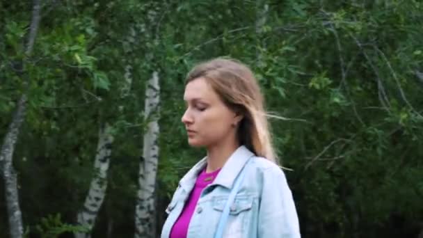 Flickan Promenader Närbild — Stockvideo