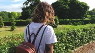  Kız olduğunu yürüyüş yeşil Park / AMAZING seyahat birine en güzel labirent bahçeleri.