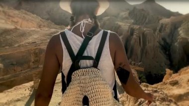 Kız vaha yürüyor. Rocky Dağları görünümü şaşırtıcı / macera güzel kız. Afrika Oasis, rocky Dağları'nın görünümü şaşırtıcı gezisi.
