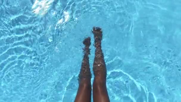 Belles Femmes Jambes Dans Piscine Corps Parfait Peau Foncée Femmes — Video