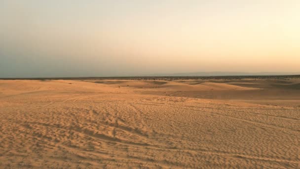 Západ slunce v africké poušti / pouštní krajina, zlatý písek a jasné oblohy. Epický záběr - sám na planetě Mars.